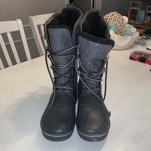 Woman’s snow boot’s size 10